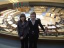 Die Siegerinnen: Evelyn Urban (links) und Yvonne Reimann vor dem Plenarsaal