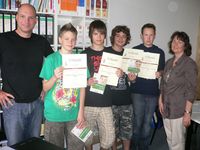 von links: Schulleiter Fahrenkamp, Yannik und Marcel Schlepper, Fynn Lubbers, Jerome Riedel und P. schröder