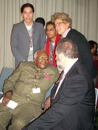 Desmond Tutu mit Delegierten. Links Antonin Salice-Stephan